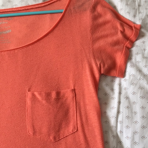 American Eagle Women’s Feather Light Pocket Tee - Picture 3 of 4